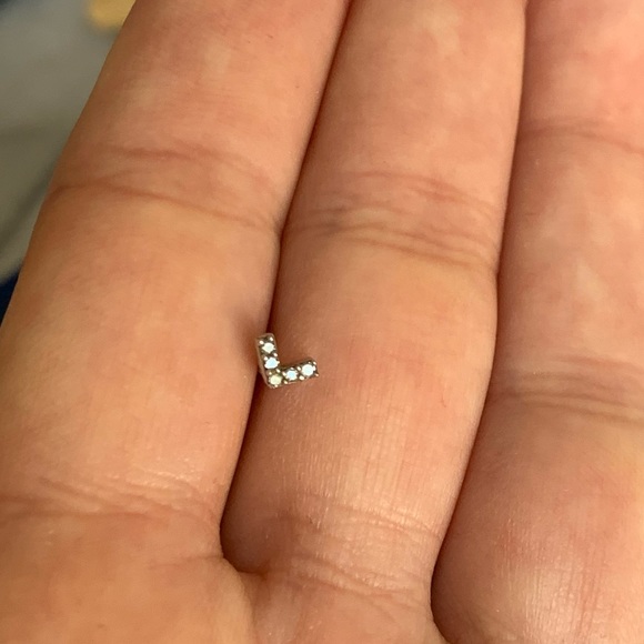 Single ADINA REYTER TINY PAVÉ DIAMOND V POST EARRING (only one) - Picture 3 of 4